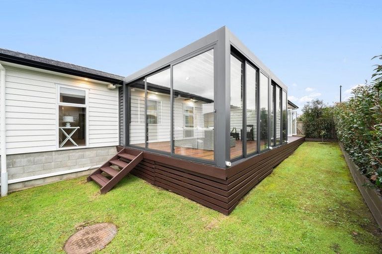 Photo of property in 16 Twin Parks Rise, Papakura, 2110