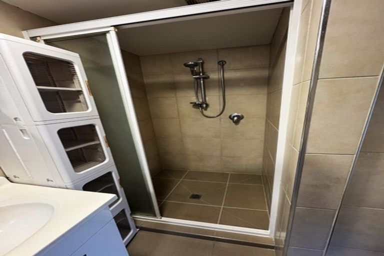 Photo of property in 18 Normanton Street, Glenfield, Auckland, 0629