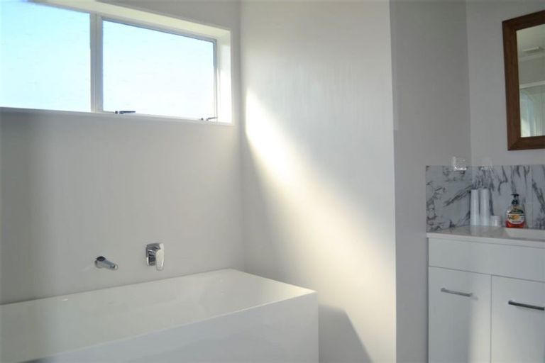 Photo of property in 21 Kingsbridge Place, Newlands, Wellington, 6037