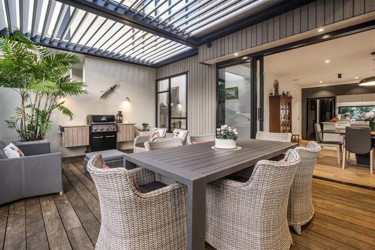 Photo of property in 2a Peter Terrace, Castor Bay, Auckland, 0620