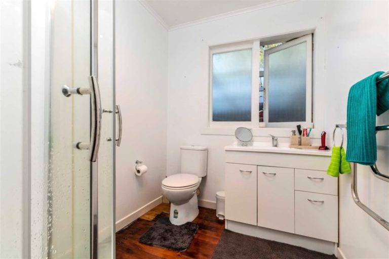 Photo of property in 50 Hobsonville Road, West Harbour, Auckland, 0618