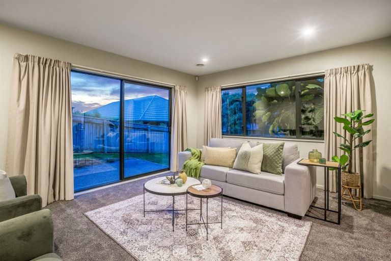 Photo of property in 7 Kaweka Close, Aotea, Porirua, 5024