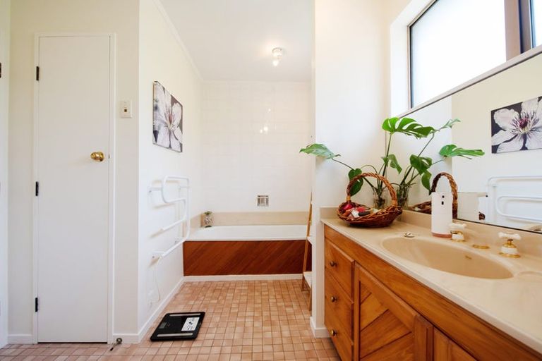 Photo of property in 35 Halswater Drive, Churton Park, Wellington, 6037