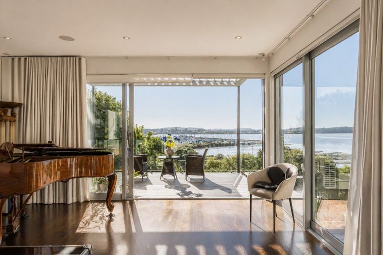 Photo of property in 28 Mansion Court, West Harbour, Auckland, 0618