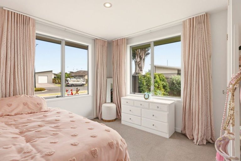 Photo of property in 11 Coutts Street, Papamoa Beach, Papamoa, 3118