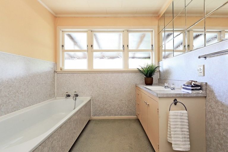 Photo of property in 32 Kent Terrace, Taradale, Napier, 4112