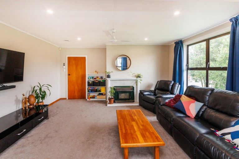 Photo of property in 11 Montrose Place, Takaro, Palmerston North, 4412