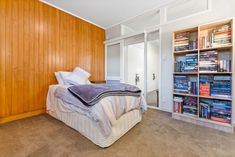 Photo of property in 16 Knightsbridge Drive, Forrest Hill, Auckland, 0620