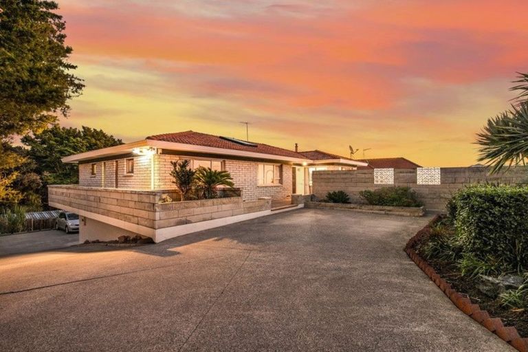 Photo of property in 16 Banksia Place, Goodwood Heights, Auckland, 2105