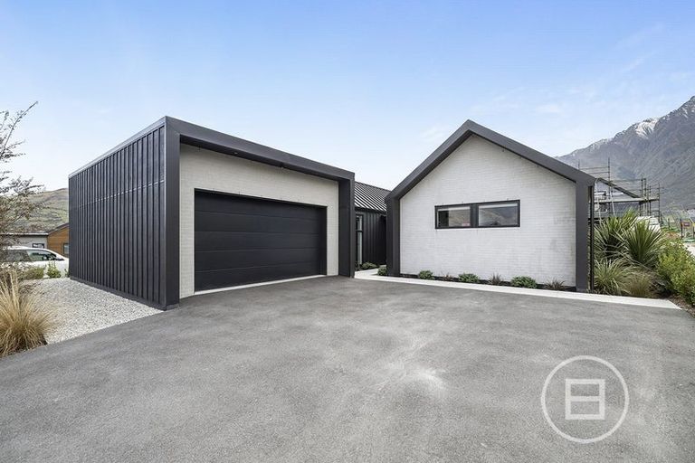 Photo of property in 52 Cunninghams Drive, Jacks Point, Queenstown, 9371