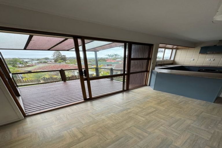 Photo of property in 11 Ian Place, Glendene, Auckland, 0602