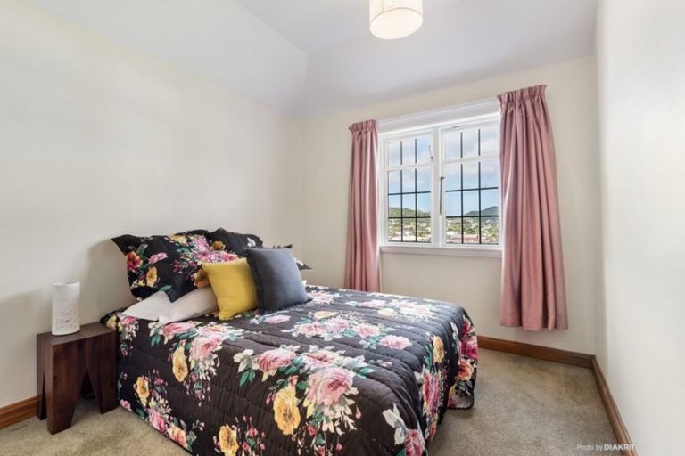 Photo of property in 10 Newcombe Crescent, Karori, Wellington, 6012