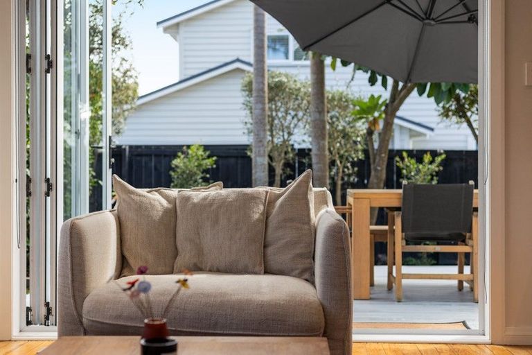 Photo of property in 15 Alberta Street, Point Chevalier, Auckland, 1022