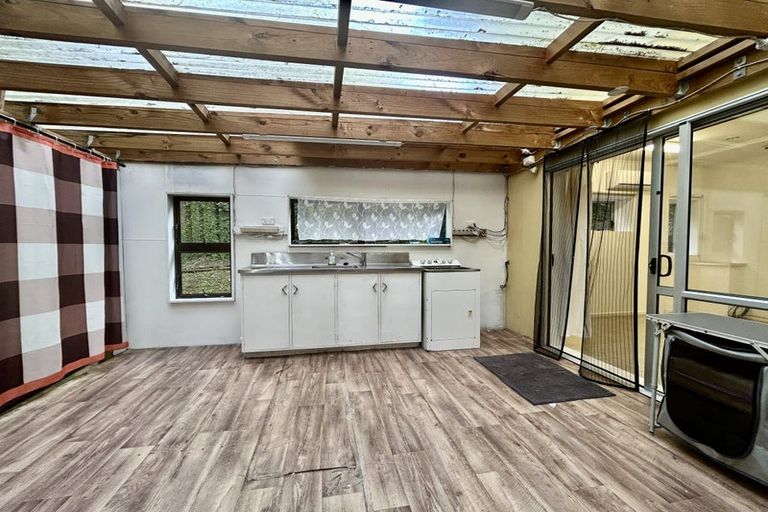 Photo of property in 25 Trias Road, Totara Vale, Auckland, 0629