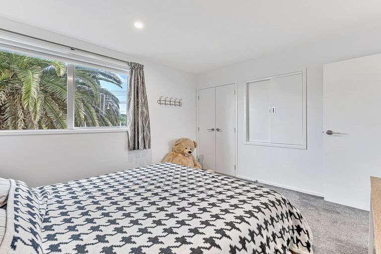 Photo of property in 2/24 Kelwyn Road, Kelston, Auckland, 0602