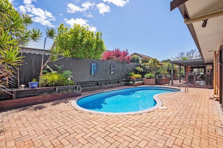 Photo of property in 10 St Simon Place, Botany Downs, Auckland, 2010