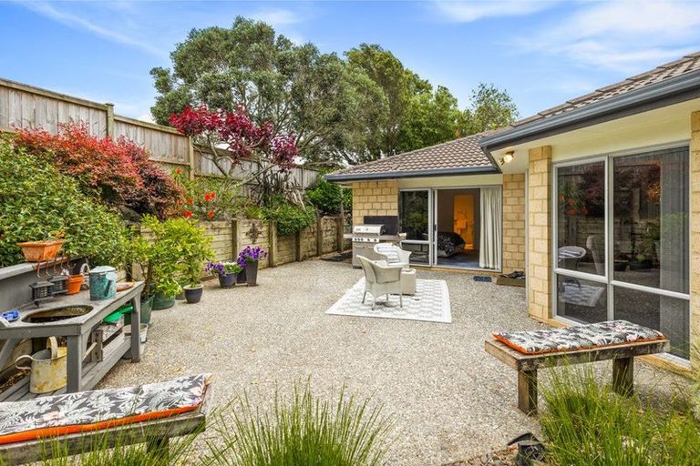 Photo of property in 2 Landing Drive, Albany, Auckland, 0632