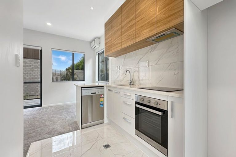 Photo of property in 140 Tiriwa Drive, Massey, Auckland, 0614