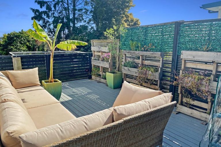 Photo of property in 1/307a Wairau Road, Totara Vale, Auckland, 0627