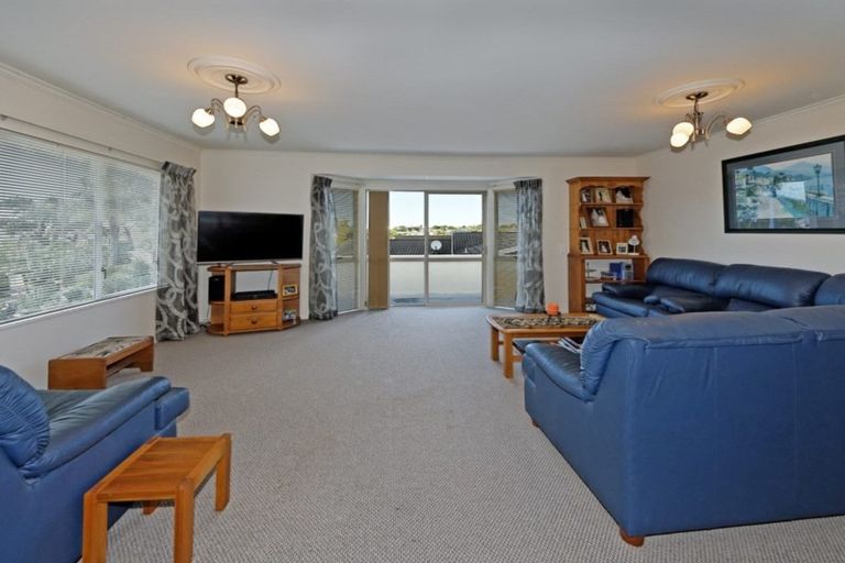 Photo of property in 1/62 Whiting Grove, West Harbour, Auckland, 0618