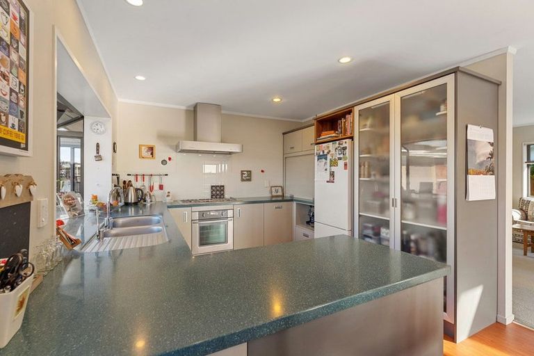 Photo of property in 6 Queens Road, Waikanae Beach, Waikanae, 5036