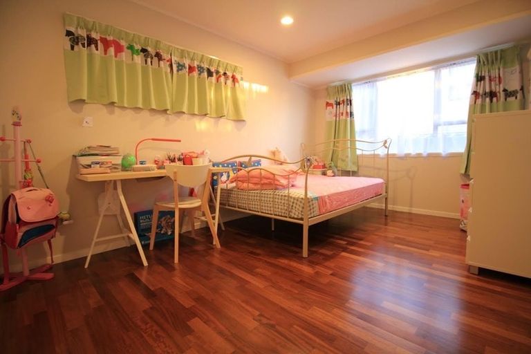 Photo of property in 1/52 Galloway Crescent, Farm Cove, Auckland, 2012