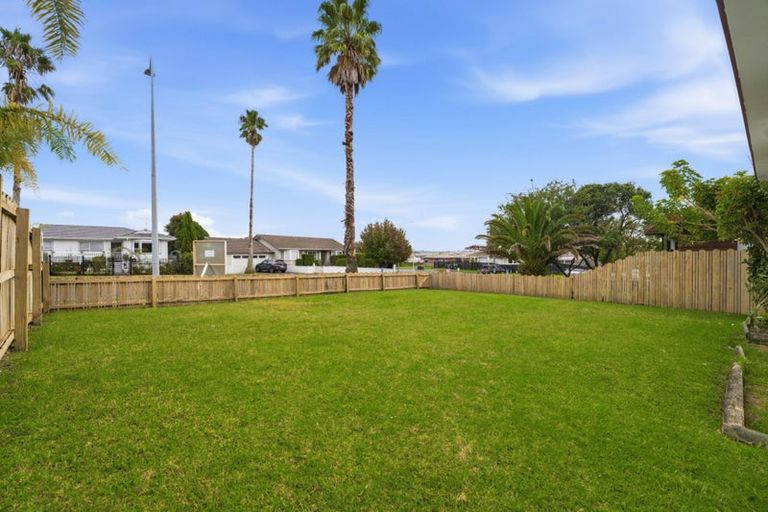 Photo of property in 2/68 Meadowood Drive, Unsworth Heights, Auckland, 0632