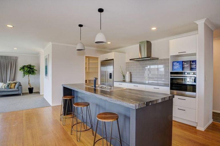 Photo of property in 2 Oakmont Crescent, Waiwhakaiho, New Plymouth, 4312