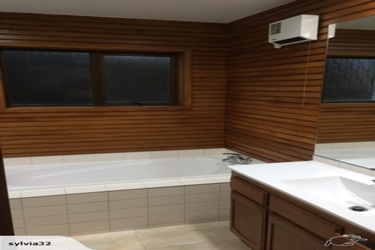 Photo of property in 13 Antilla Place, Half Moon Bay, Auckland, 2012