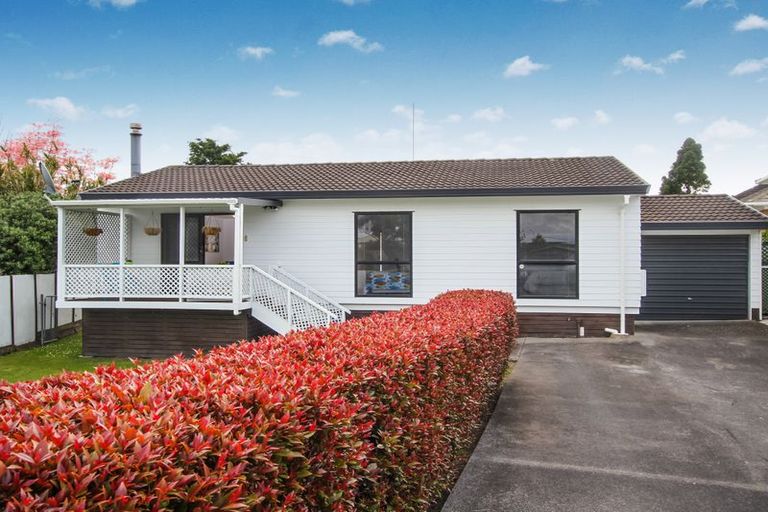 Photo of property in 1/2 Graham Avenue, Te Atatu Peninsula, Auckland, 0610