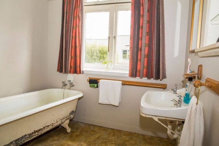 Photo of property in 1 Windsor Street, Dannevirke, 4930