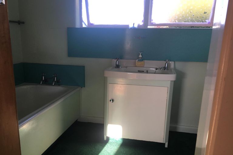 Photo of property in 1 Balmoral Street, Waimate, 7924