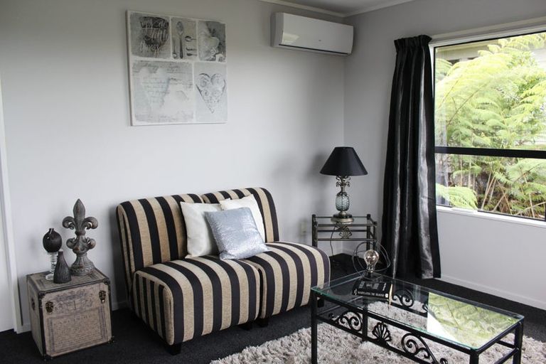 Photo of property in 1/17 Kupari Place, Totara Vale, Auckland, 0629