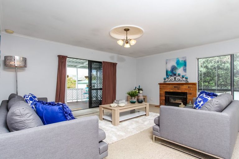 Photo of property in 1/2 Graham Avenue, Te Atatu Peninsula, Auckland, 0610