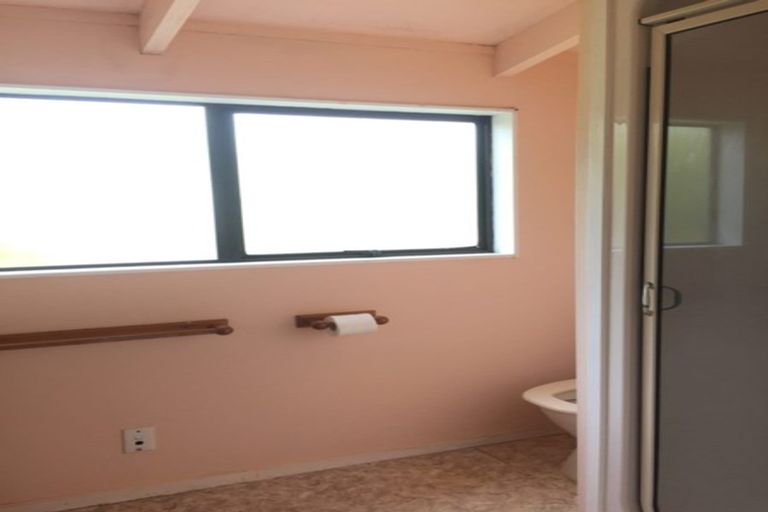 Photo of property in 28 Goldfinch Rise, Unsworth Heights, Auckland, 0632