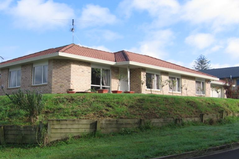 Photo of property in 20 Piper Place, Goodwood Heights, Auckland, 2105