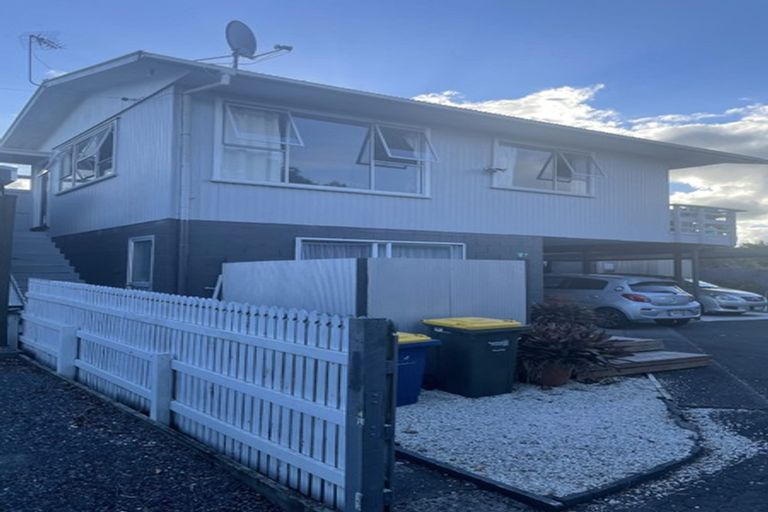 Photo of property in 2/65 Cliff View Drive, Green Bay, Auckland, 0604