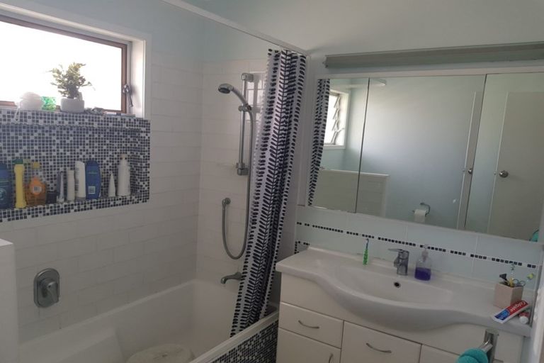 Photo of property in 2/22 Mannering Place, Hillcrest, Auckland, 0627