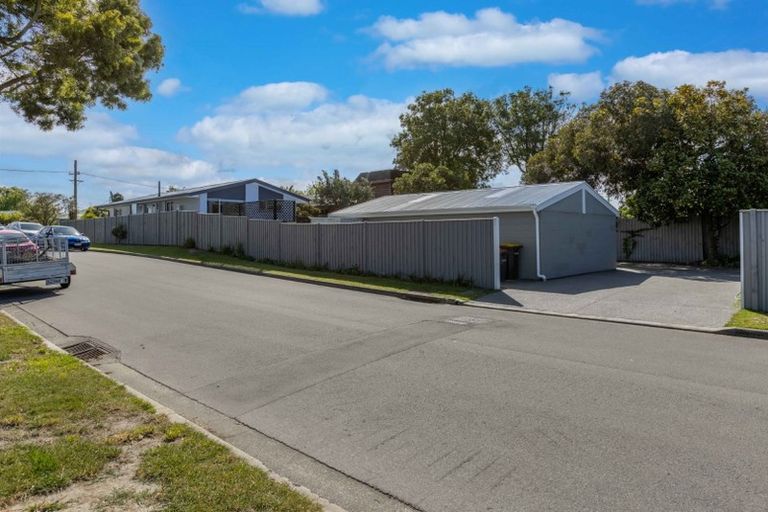 Photo of property in 28 Waitikiri Drive, Parklands, Christchurch, 8083