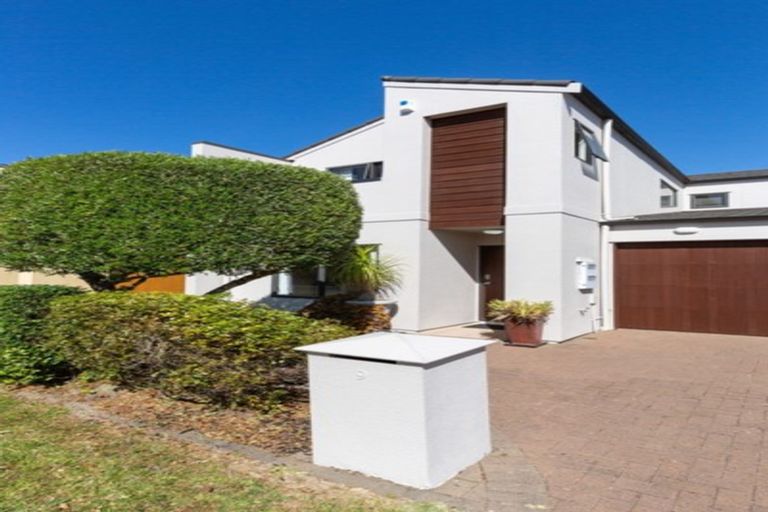 Photo of property in 9 Spalding Rise, Golflands, Auckland, 2013
