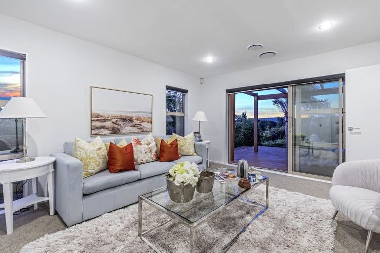 Photo of property in 127 Vaughans Road, Okura, Albany, 0792