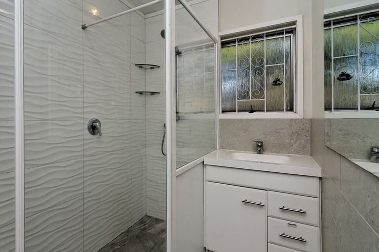 Photo of property in 2/56 Archibald Road, Kelston, Auckland, 0602