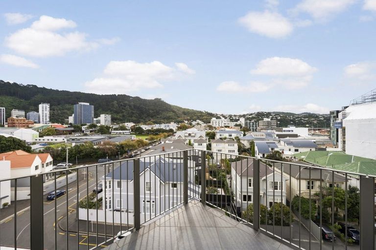 Photo of property in Stadium Garden Flats, 401/107 Thorndon Quay, Pipitea, Wellington, 6011