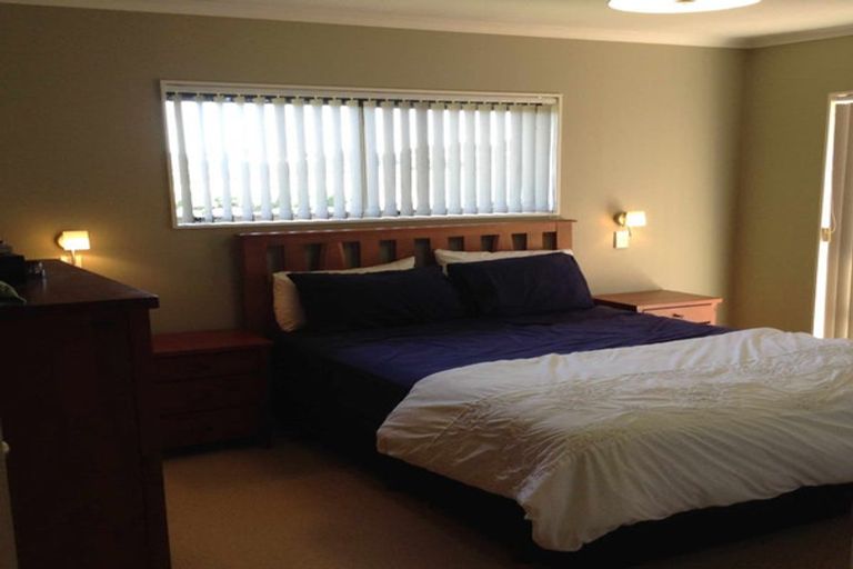Photo of property in 30 Sandwick Drive, Weymouth, Auckland, 2103