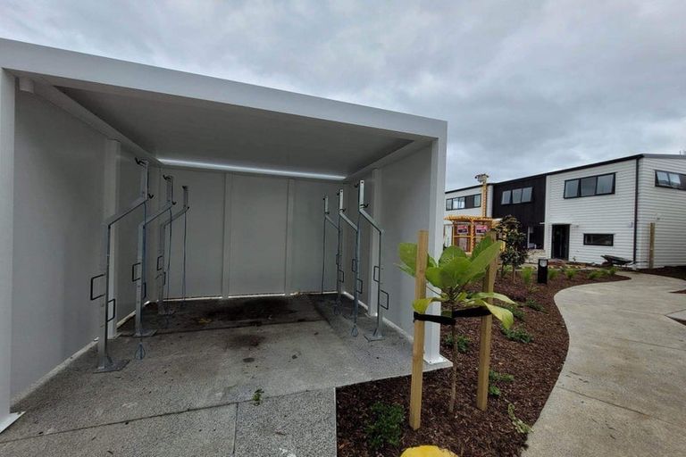 Photo of property in 12 Whakahui Lane, Mangere Bridge, Auckland, 2022