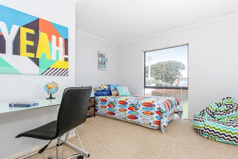 Photo of property in 1/2 Graham Avenue, Te Atatu Peninsula, Auckland, 0610