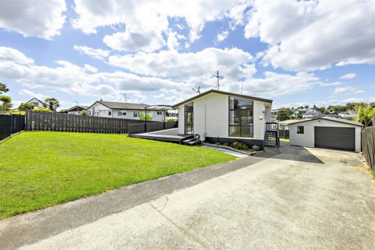 Photo of property in 1/73 Etherton Drive, Weymouth, Auckland, 2103