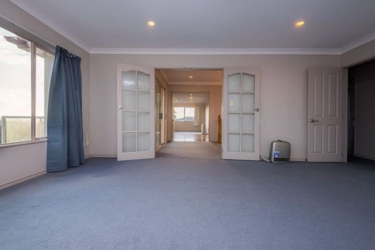 Photo of property in 42 Mandeville Place, Unsworth Heights, Auckland, 0632
