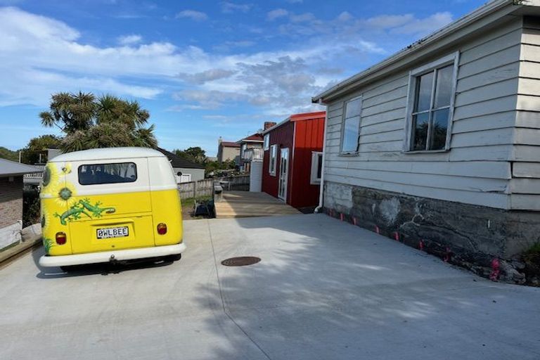 Photo of property in 51 Onewa Road, Northcote, Auckland, 0627