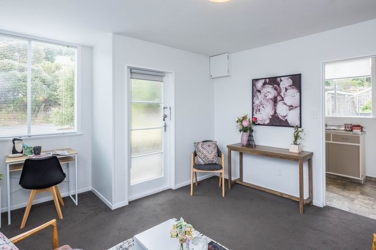 Photo of property in 1/127 Queens Drive, Lyall Bay, Wellington, 6022